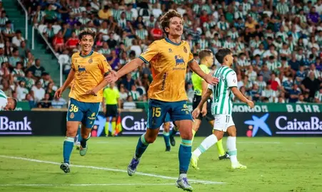 Sangalli marcó uno de los goles del Racing.