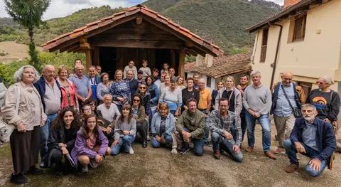 Asistentes a la inauguración del hórreo de Avellaneda.