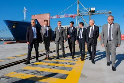 Las autoridades en el puerto de Santander visitan las obras.