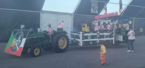 El tractor con música momentos antes del pregón. R.A.