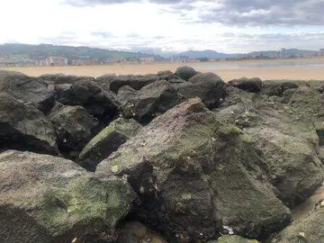 Espigón en la playa Salvé en Laredo.