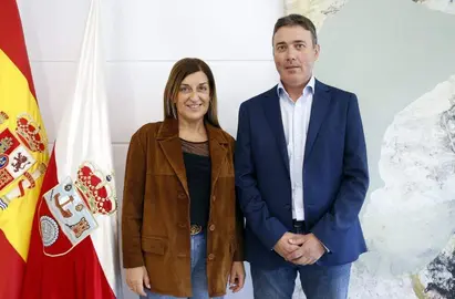 Reunión entre la presidente de Cantabria y el alcalde de Valdeolea.