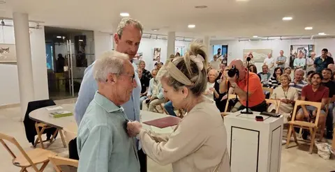 Un momento de la concesión del Nocturlabio por parte de la Asociación.