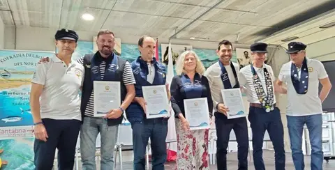 Un momento de la entrega de las distinciones en la Cofradía de Pecadores de Colindres. R.A.