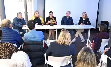 Un momento del encuentro de la alcaldesa de Santander con la Asociación de Vecinos del Sardinero.