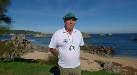 El presidente de la Cofradía  de la Nécora de Noja. Miguel Fernández, con la playa de Ris de fondo. R.A.
