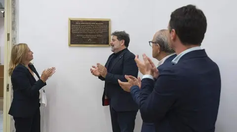 Un momento del descubrimiento de la placa.