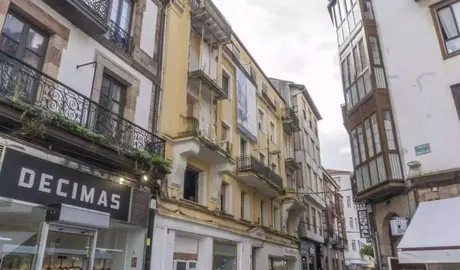 Edificio que acogerá las 13 viviendas en Torrelavega.