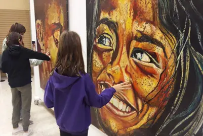El artista invita a tocar sus creaciones.
