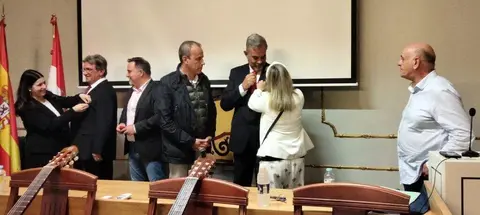 Un momento de la colocación del Nocturlabio de Plata en el salón de actos del Ayuntamiento. R.A.