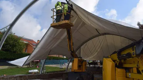 Obras de colocación de la cubierta.