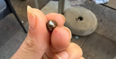 Uno de los balines mostrado por la familia del niño.