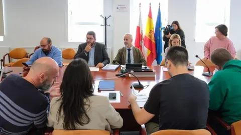 Un momento de la reunión por la negociación de los salarios.