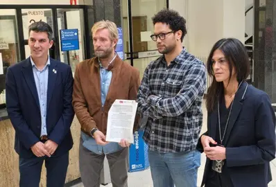 Los portavoces de los Grupos políticos de la oposición registran la moción.