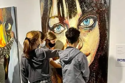 Los visitantes pueden tocar las obras.