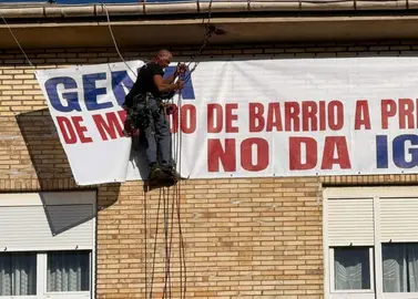Un momento de la retirada de la pancarta en Santander.