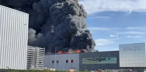 Incendio en Conservas Crespo, en Santoña.