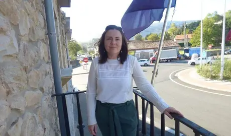 La regidora municipal, Mónica Quevedo (PRC), en el balcón de la Casa Consistorial. R.A.