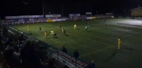 Una entrada del encuentro Ayrón-Gama.