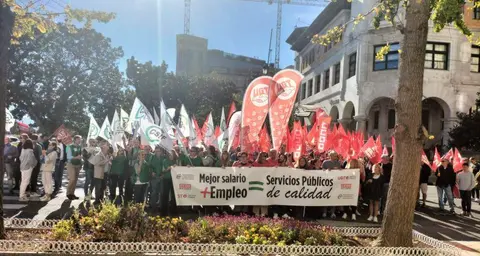 Sindicatos concentrados frente a la Delegación del Gobierno.