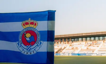 Bandera de la Gimnástica y su campo de fútbol.