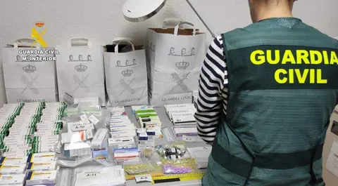 Medicamentos incautados por la Guardia Civil.