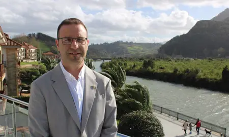 El portavoz del PSOE, César Canales, en Limpias.