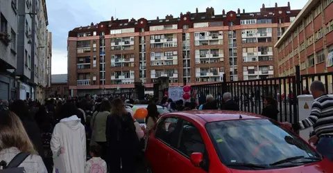 Concentración frente al colegio en Santander.