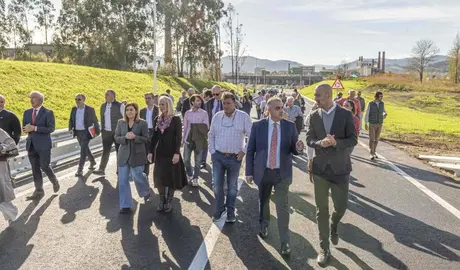 Las autoridades políticas en un tramo de la nueva carretera.