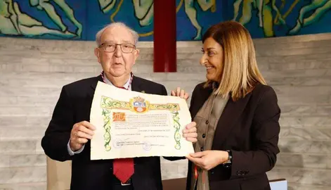 Modesto Chato en el momento de recibir el título.