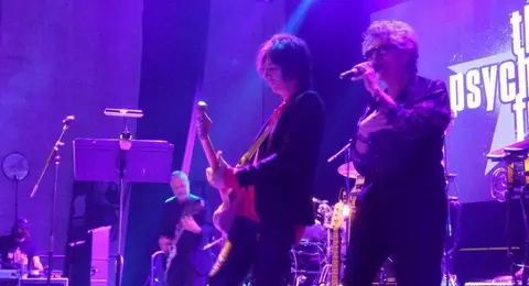 El vocal del grupo, a la derecha, sobre el escenario. R.A.