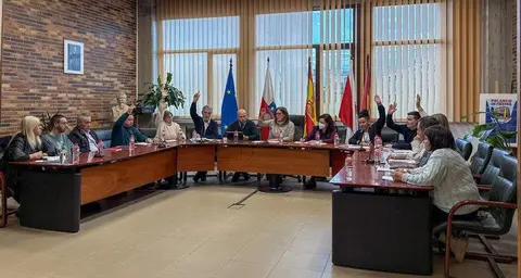 Concejales en la sesión plenaria de Polanco.