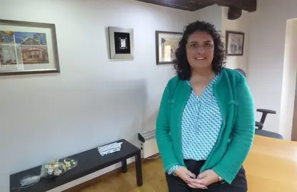 La alcaldesa de Cartes, Lorena Cueto (PSOE), en su despacho del Ayuntamiento. R.A.