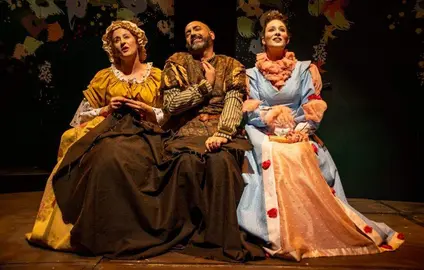 Un momento de la obra teatral 'Entre bobos anda el juego'