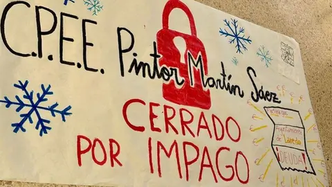 Pancarta en el colegio de Laredo.