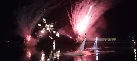 Espect&aacute;culo de flyboard en el puerto pesquero. R.A.