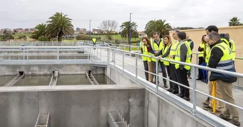 Las autoridades políticas visitas la estación depuradora.