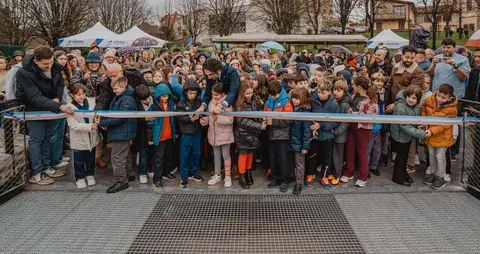 Un momento de la inauguraci&oacute;n del cargadero por los asistentes.