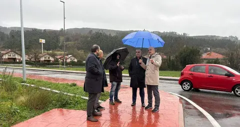 Las autoridades pol&iacute;ticas en la calle Galicia, en Los Corrales de Buelna.