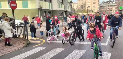 Participantes en la Biciclaus de Colindres. R.A.