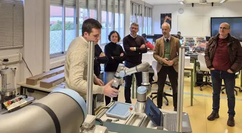 El consejero de Educaci&oacute;n visit&oacute; el instituto y conoci&oacute; las instalaciones.