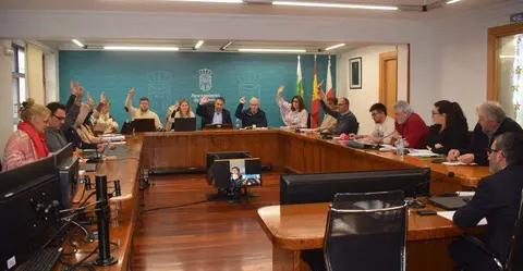 Concejales durante la votaci&oacute;n en el Pleno de Pi&eacute;lagos.