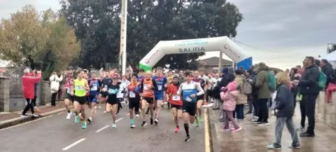 Los atletas recorrieron cinco kil&oacute;metros. R.A.