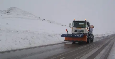 Quitanieves en la carretera.