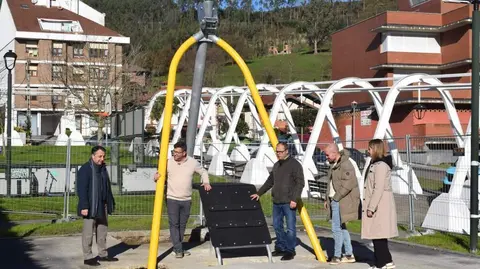 Obras de la tirolina y la cubierta del parque infantil en Parbay&oacute;n.