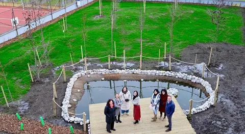 Trabajos en el patio del colegio en Santander.