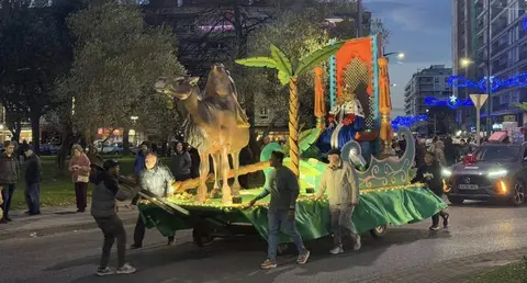 Carroza en la Cabalgata de 2025 por las calles de Laredo. Facebook Ayuntamiento de Laredo