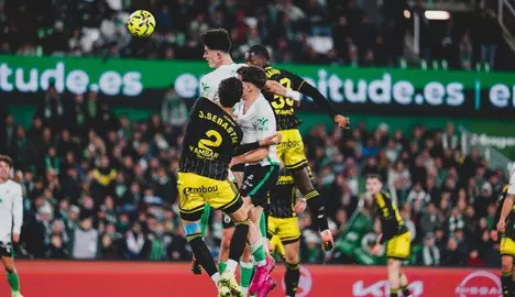 Disputa a&eacute;rea del bal&oacute;n en el encuentro.