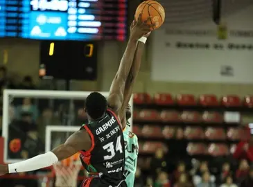 Lucha por el bal&oacute;n.