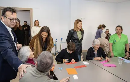 Las autoridades pol&iacute;ticas en la residencia de mayores.